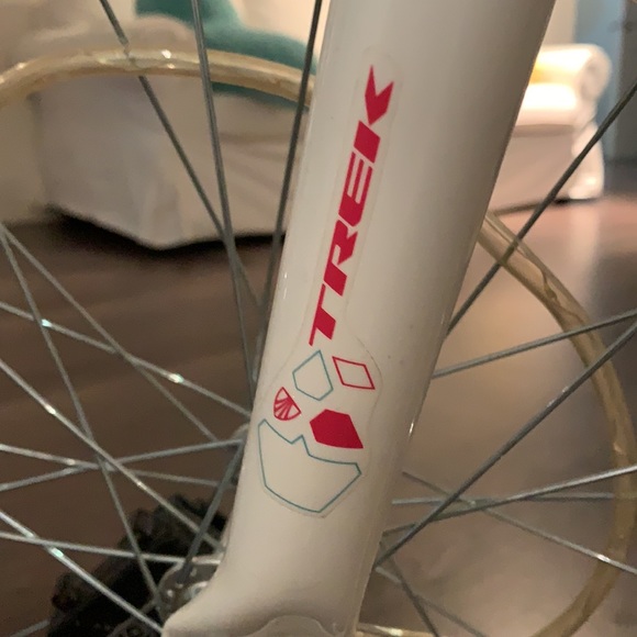 Used MT 220 Girls 24" Black/Pink 2015 - Picture 7 of 7